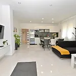 Sportiva With Private Heated Pool Задар