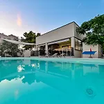 Sportiva With Private Heated Pool Задар