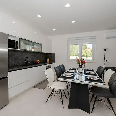 Villa Sportiva With Private Heated Pool
