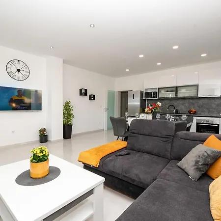 Villa Sportiva With Private Heated Pool