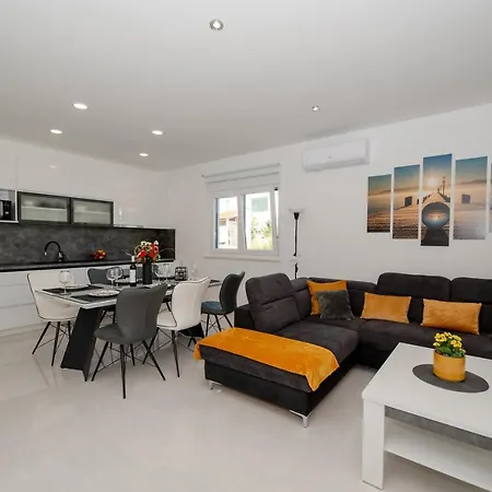 Villa Sportiva With Private Heated Pool