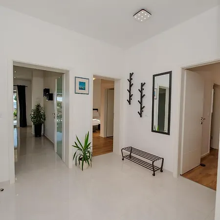 Sportiva With Private Heated Pool Zadar