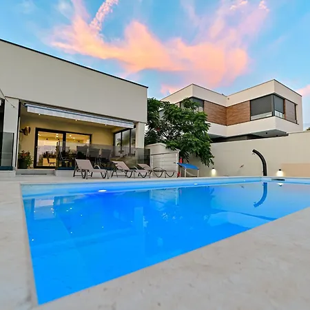 Вилла Sportiva With Private Heated Pool Задар