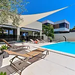 Villa Sportiva With Private Heated Pool