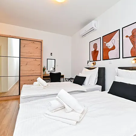 Sportiva With Private Heated Pool Zadar