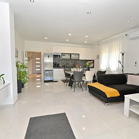 Sportiva With Private Heated Pool Zadar