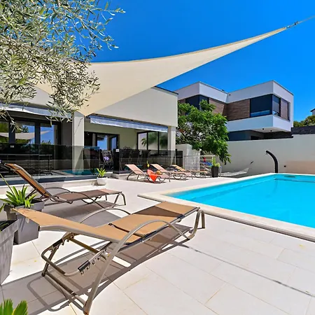 Vila Sportiva With Private Heated Pool