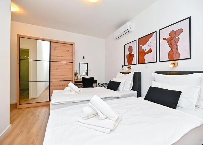 Sportiva With Private Heated Pool Zadar