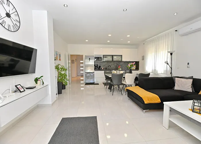 Sportiva With Private Heated Pool Zadar